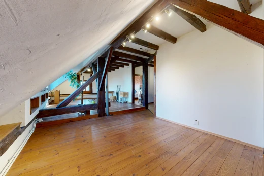 pièce vide avec sol en finition bois, wood finish floor, plafond voûté, vaulted ceiling, et hardwood floor