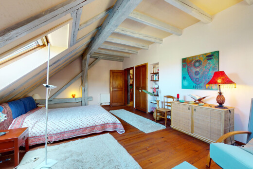 chambre avec wood finish floor, sol en finition bois, beamed ceiling, plafond à poutres, et inside property
