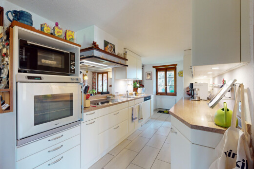 cuisine avec four, micro-ondes, natural light, lumière naturelle, et armoires blanches