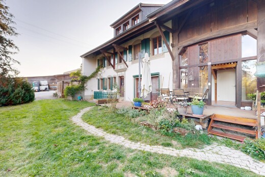 façade avec pelouse, terrasse, et balcon