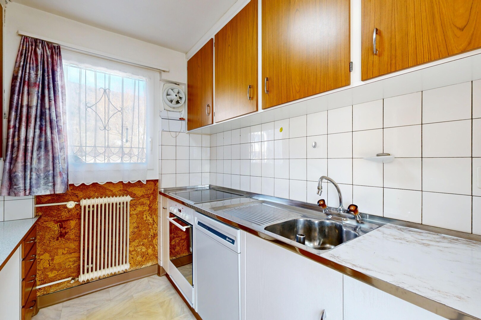 cuisine avec dosseret, backsplash, radiateur, light floor, et four