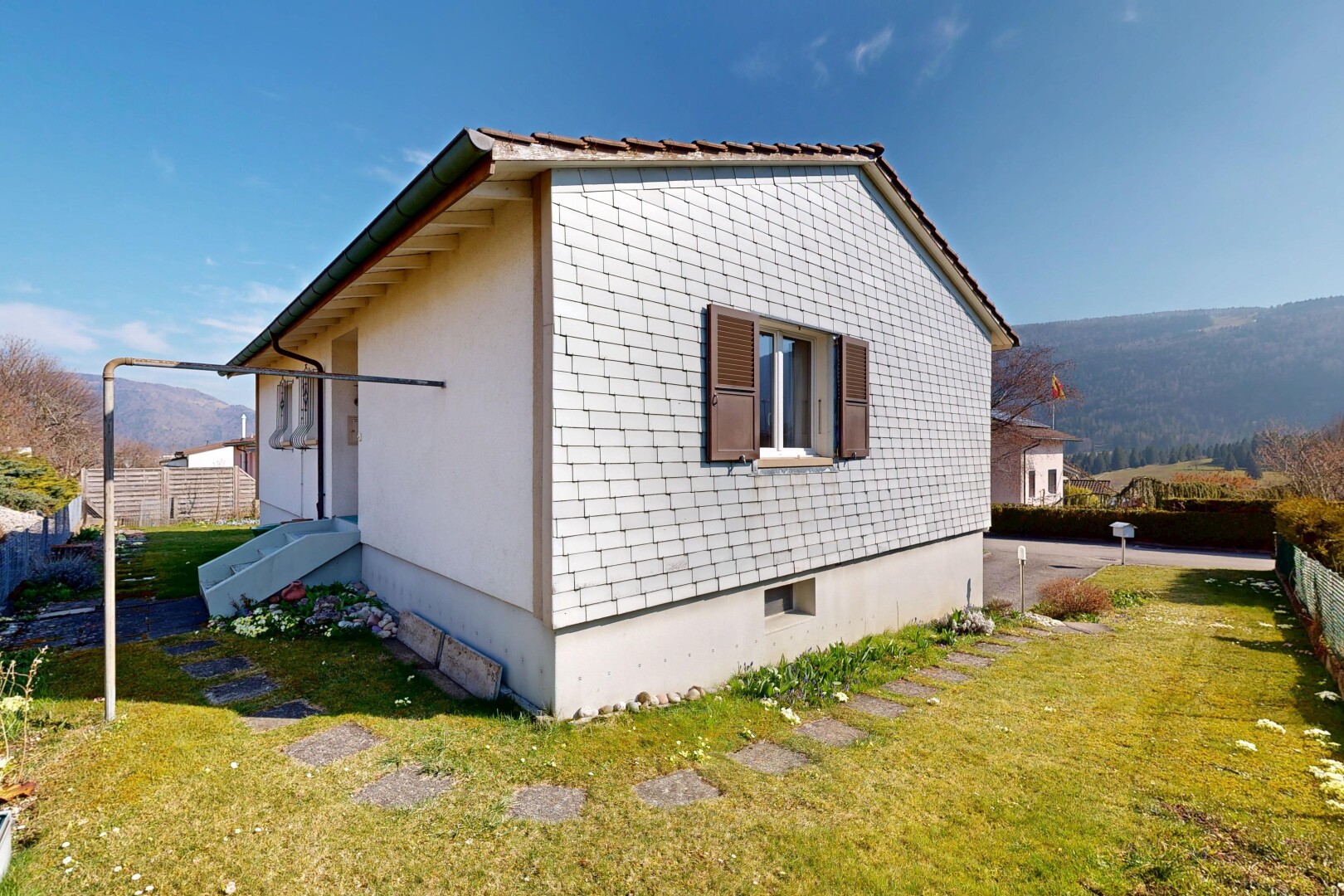 façade avec fondation en béton, bardage en bardeaux, pelouse, day time, et from property