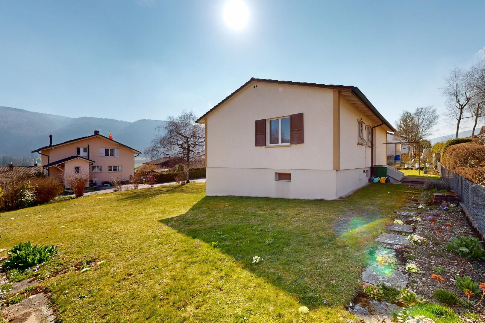 façade avec pelouse, property visible, vue sur la montagne, mountain view, et bardage en stuc