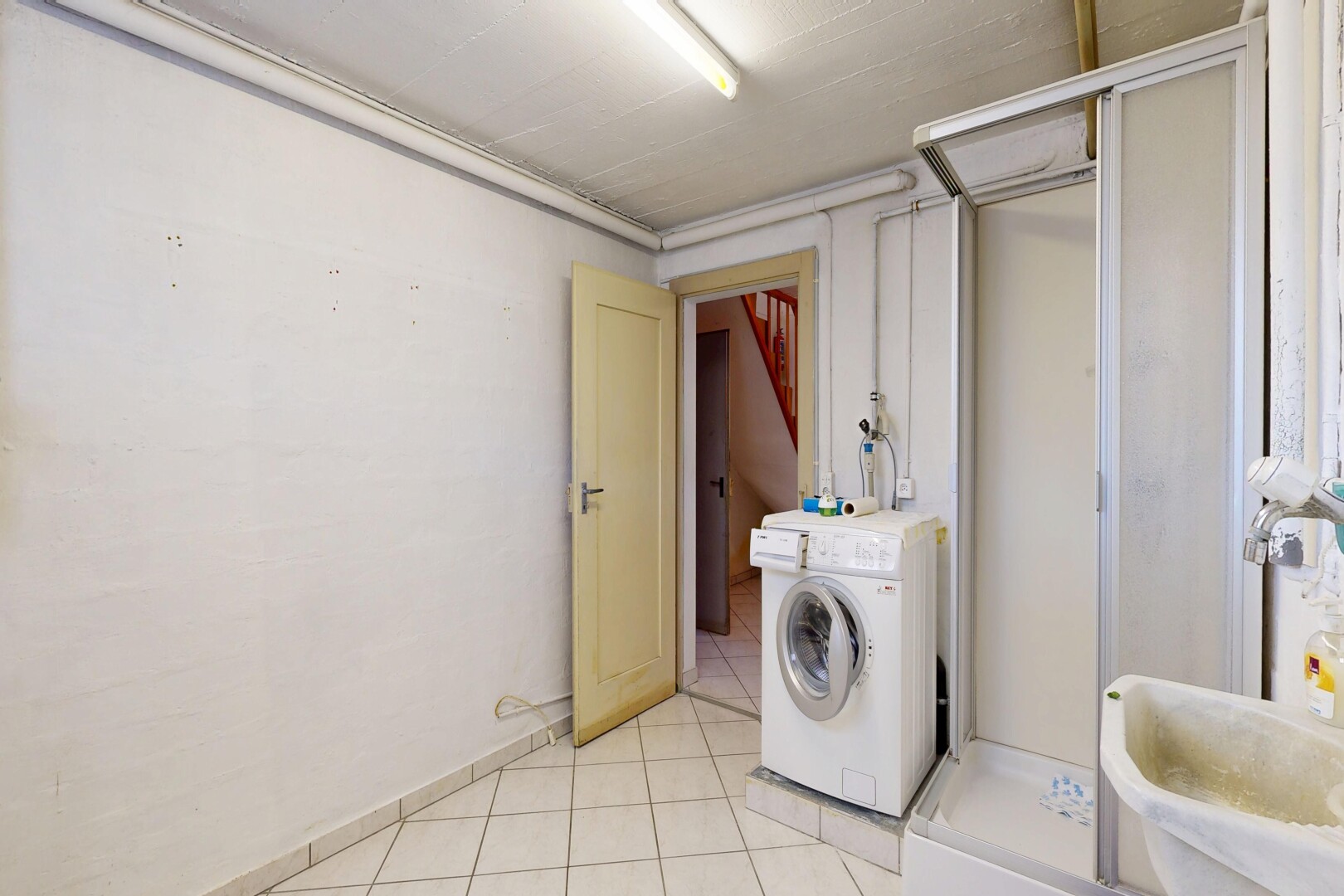 buanderie avec lave-linge et sèche-linge, light floor, inside property, cloison sèche, et drywall
