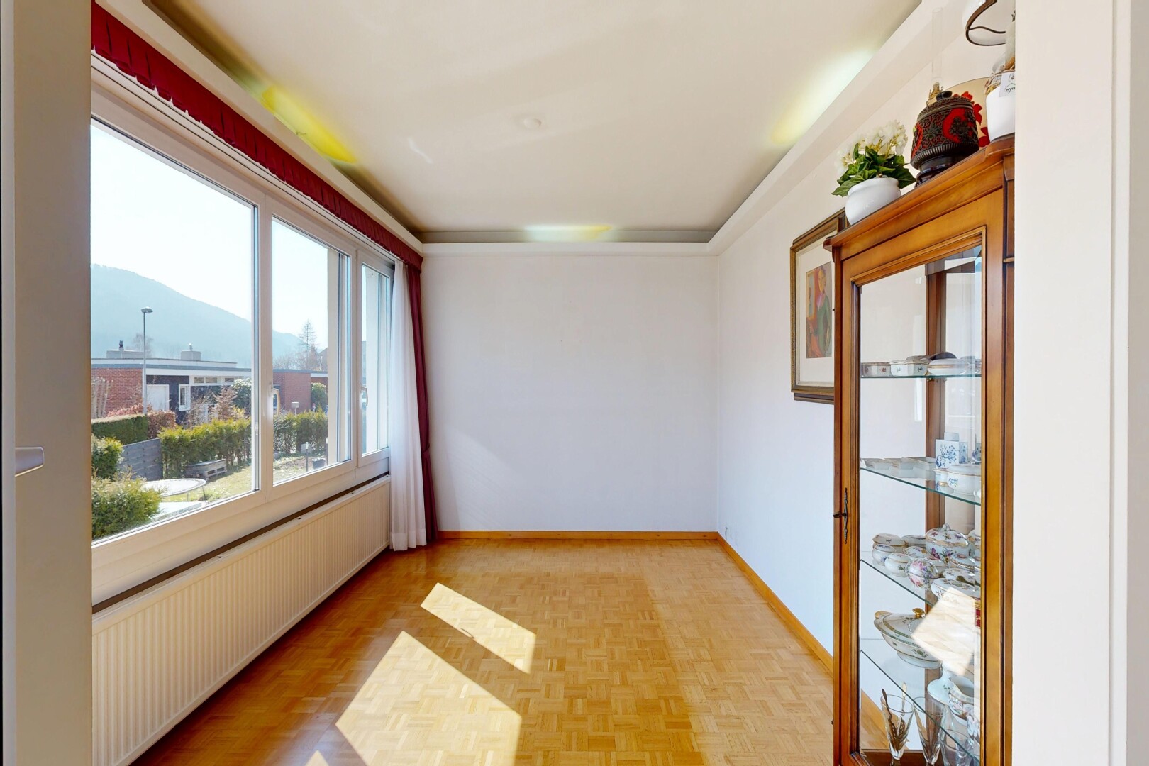 pièce vide avec radiateur, parquet floor, inside property, cloison sèche, et drywall