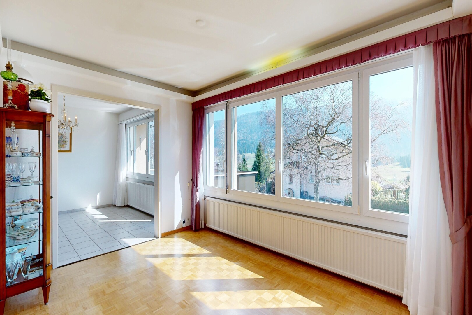 pièce vide avec radiateur, inside property, parquet floor, sol en finition bois, et wood finish floor