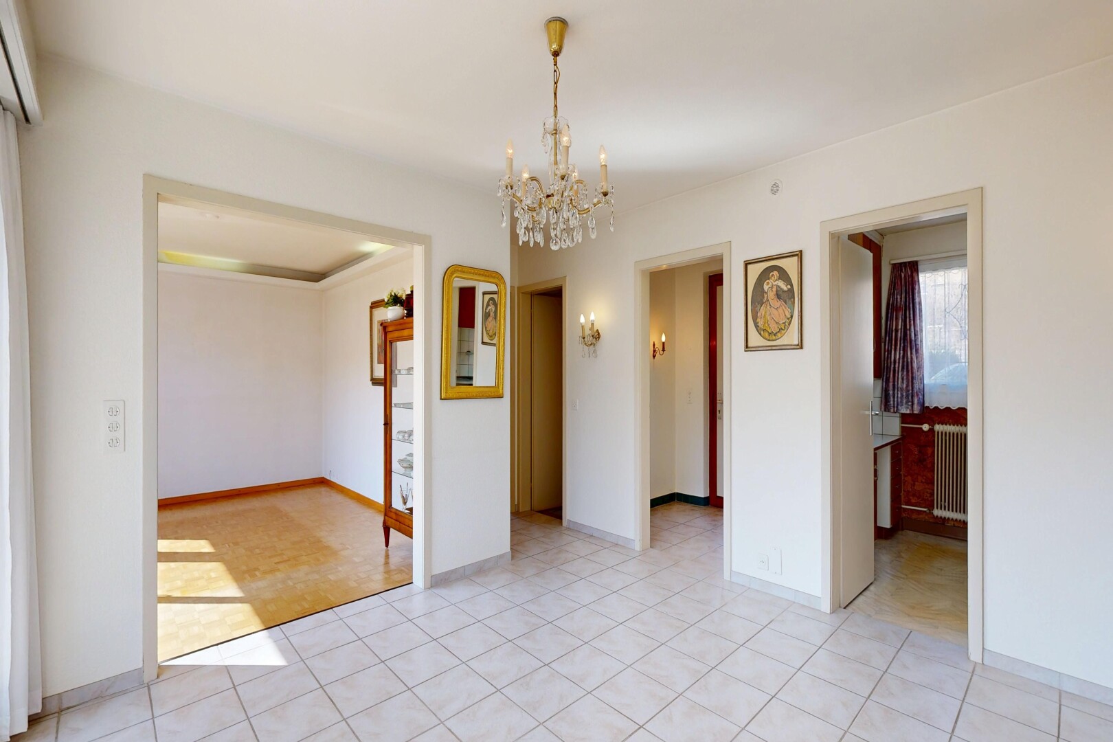 pièce vide avec lustre remarquable, drywall, cloison sèche, radiateur, et natural light