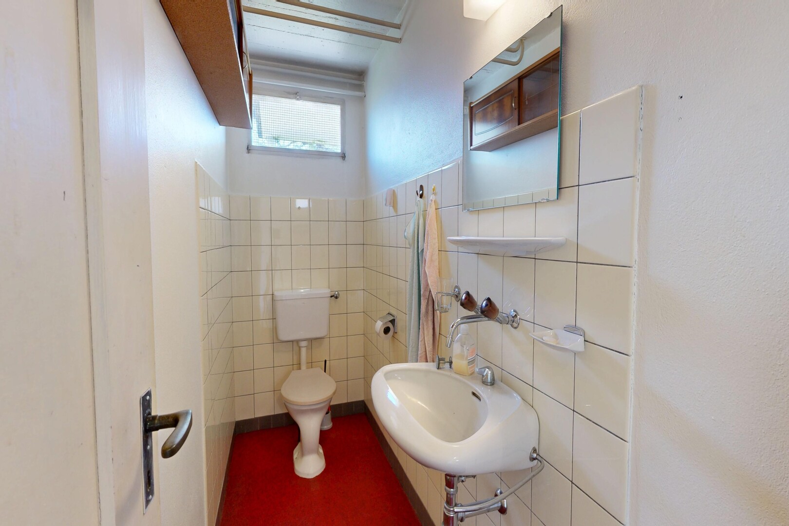 salle de bains avec miroir, toilette, inside property, mur en carrelage, et tile wall