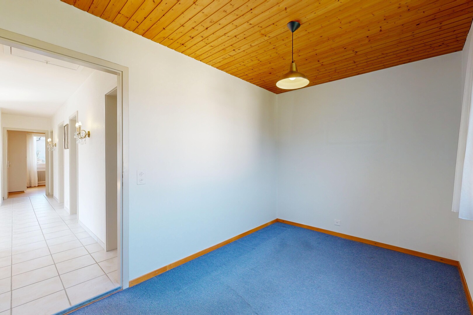 pièce vide avec carpet, moquette, drywall, cloison sèche, et wood ceiling