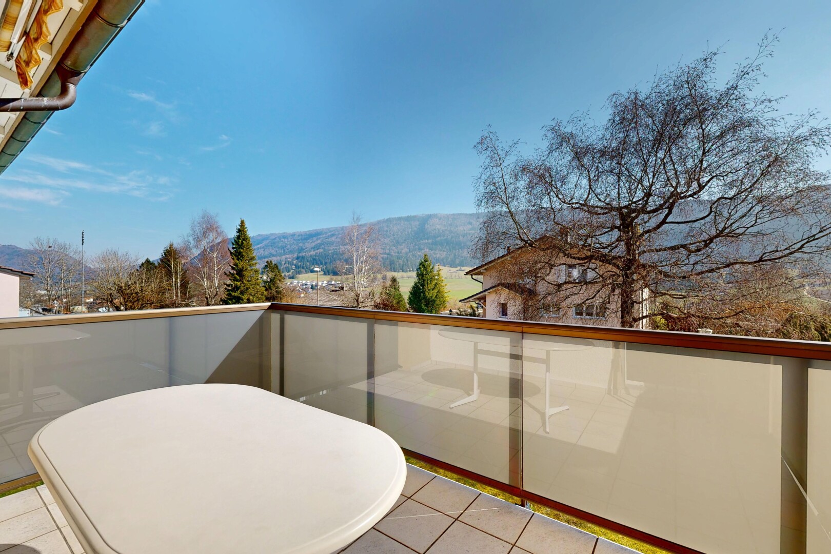 balcon avec from property, day time, et balcon