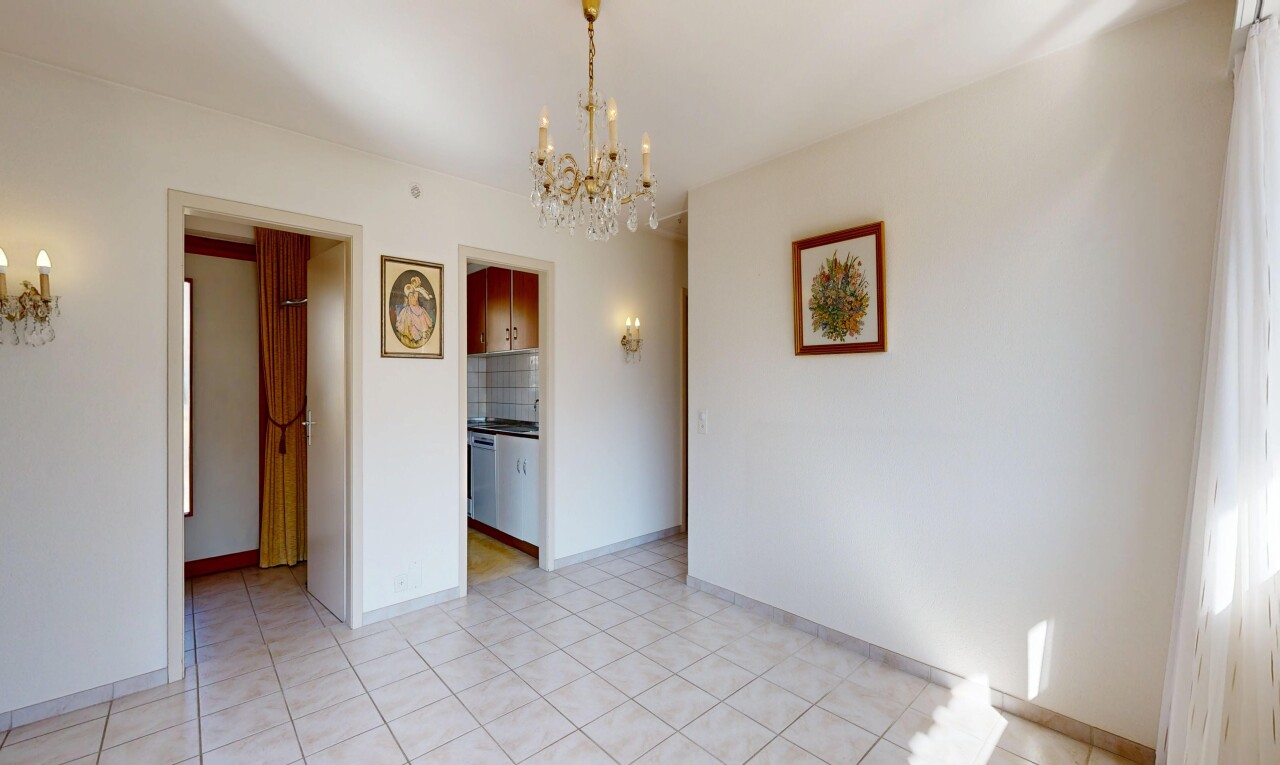 pièce vide avec lustre remarquable, light floor, cloison sèche, drywall, et backsplash