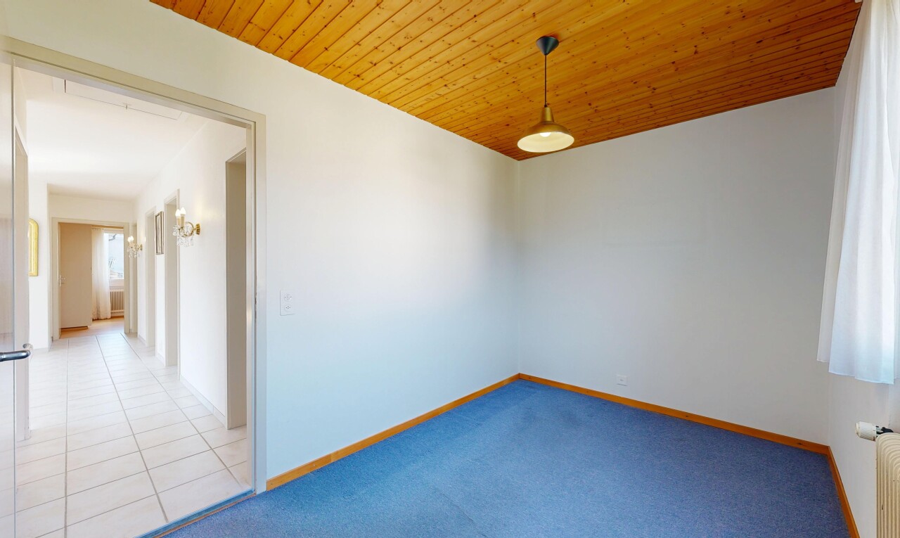pièce vide avec carpet, moquette, drywall, cloison sèche, et wood ceiling