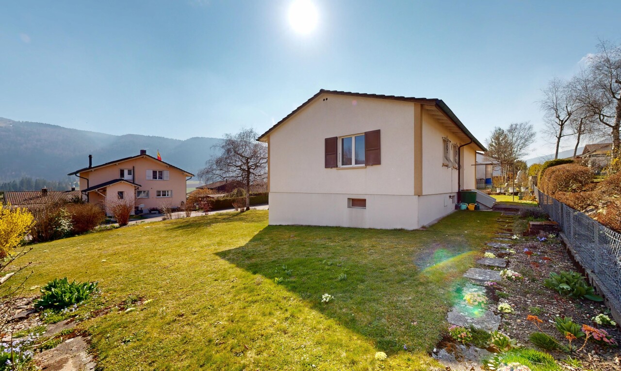 façade avec pelouse, property visible, vue sur la montagne, mountain view, et bardage en stuc
