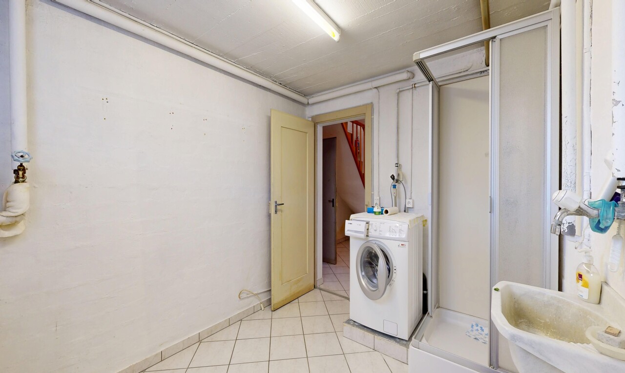 buanderie avec lave-linge et sèche-linge, light floor, inside property, cloison sèche, et drywall