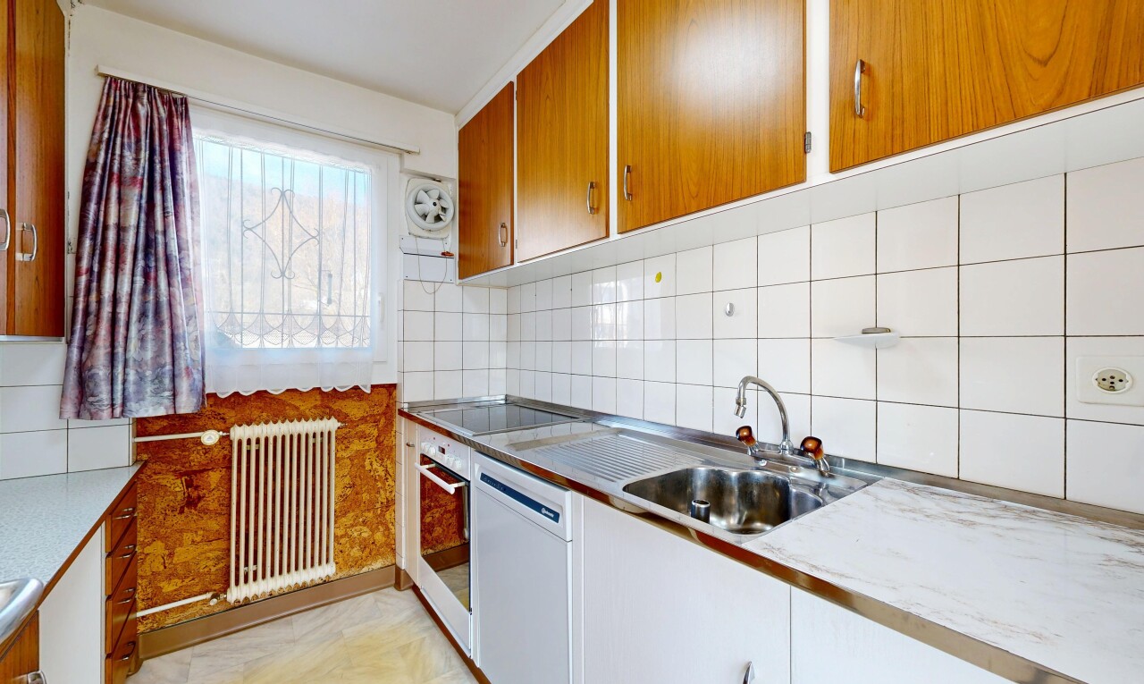 cuisine avec dosseret, backsplash, radiateur, light floor, et four