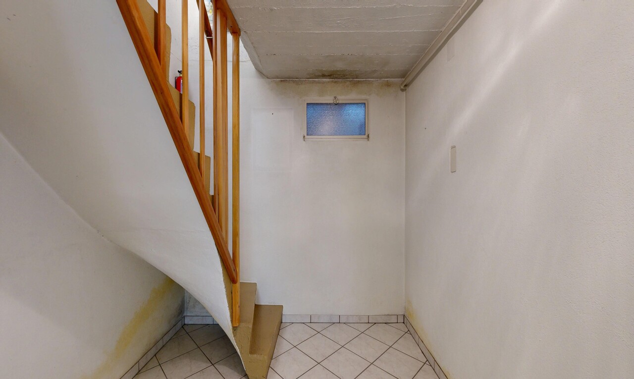 escaliers avec cloison sèche, drywall, inside property, sol en carrelage, et tile floor