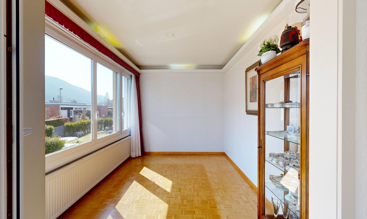 pièce vide avec radiateur, parquet floor, inside property, cloison sèche, et drywall