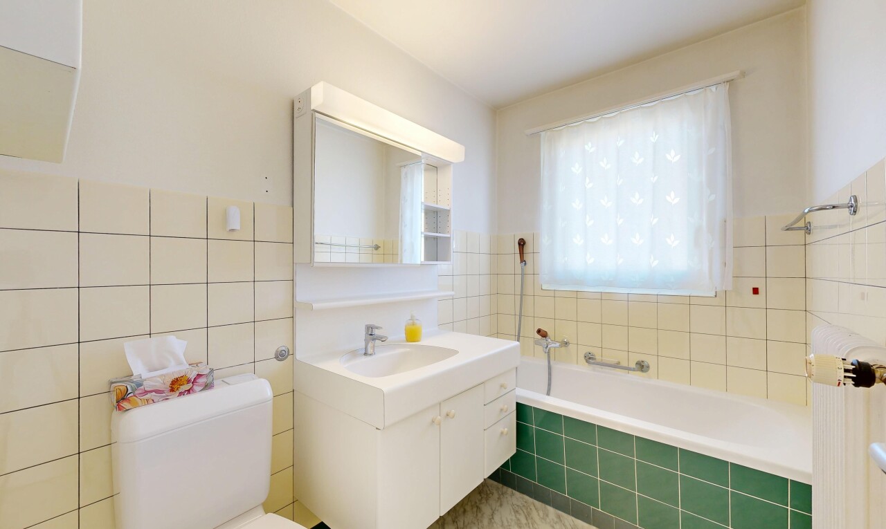 salle de bains avec salle de bain complète, miroir, bain, toilette, et lavabo (ou coiffeuse selon le contexte)