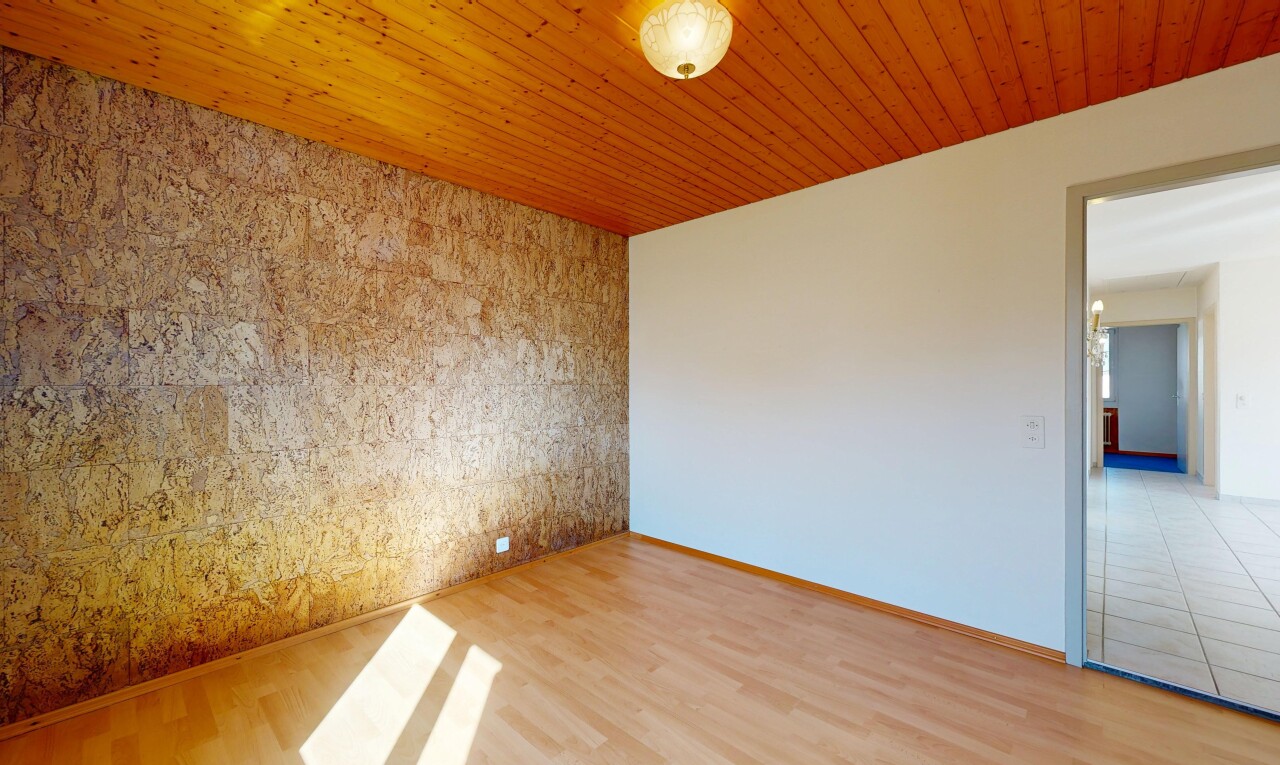 pièce vide avec inside property, cloison sèche, drywall, sol en finition bois, et wood finish floor
