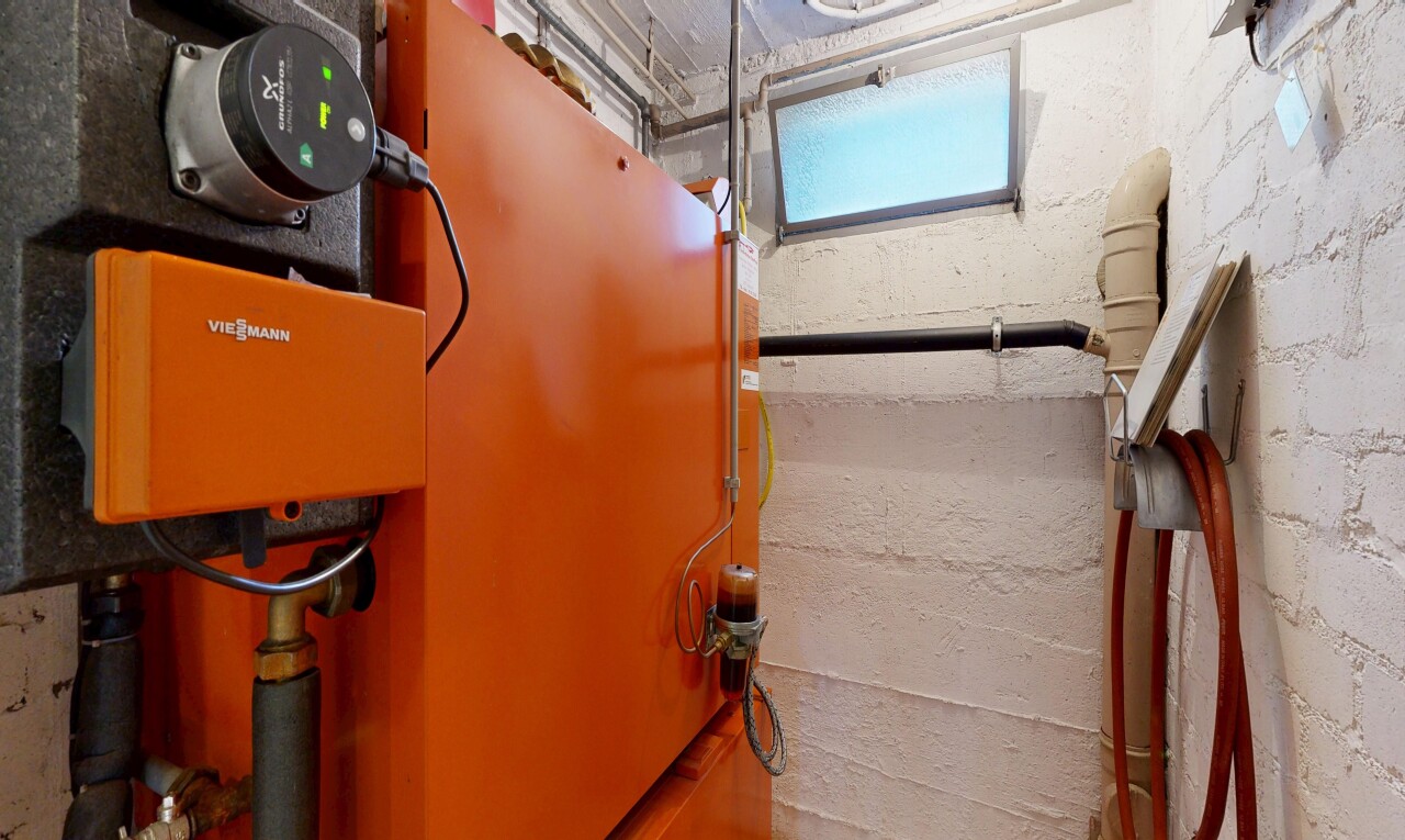 espace intérieur avec chauffe-eau, inside property, et sous-sol