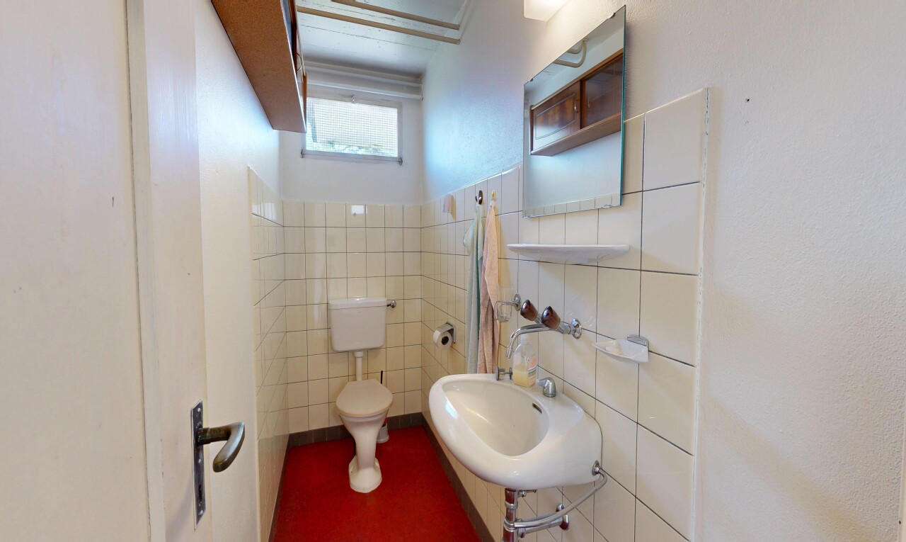 salle de bains avec miroir, toilette, inside property, mur en carrelage, et tile wall