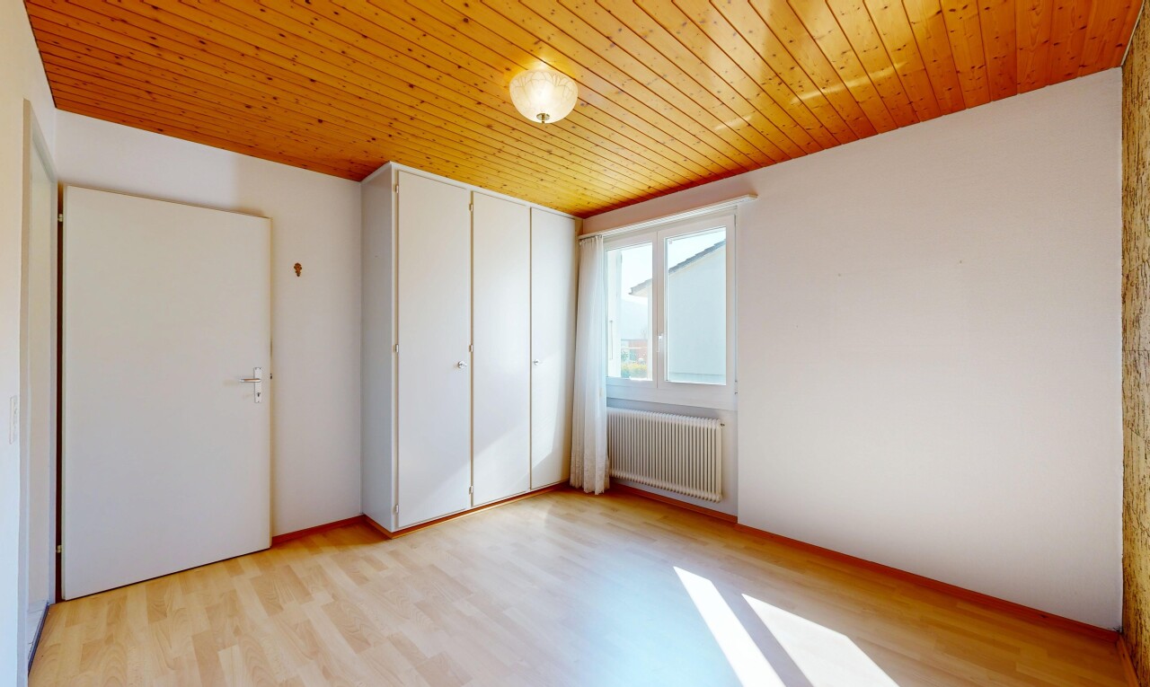 pièce vide avec lumière naturelle, natural light, radiateur, sol en finition bois, et wood finish floor