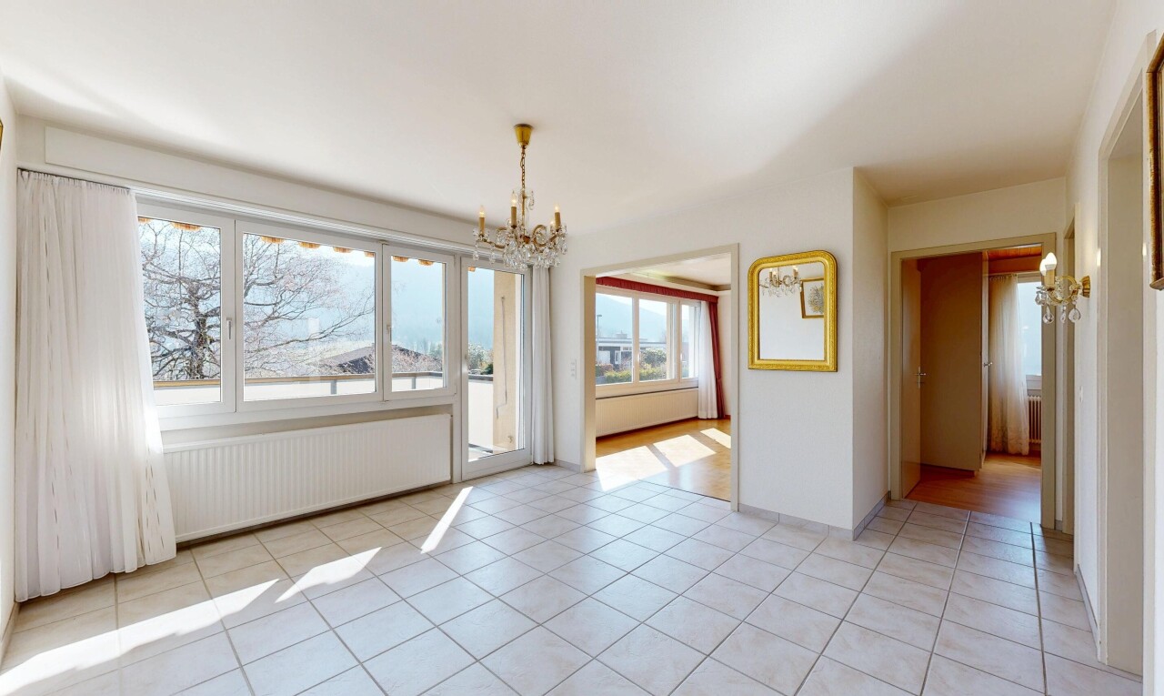 pièce vide avec lustre remarquable, inside property, light floor, cloison sèche, et drywall