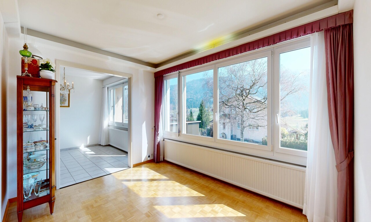 pièce vide avec radiateur, inside property, parquet floor, sol en finition bois, et wood finish floor