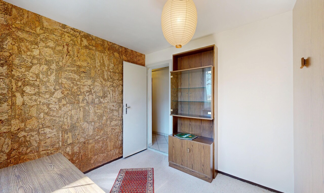 pièce vide avec inside property, cloison sèche, drywall, light floor, et plinthes murales