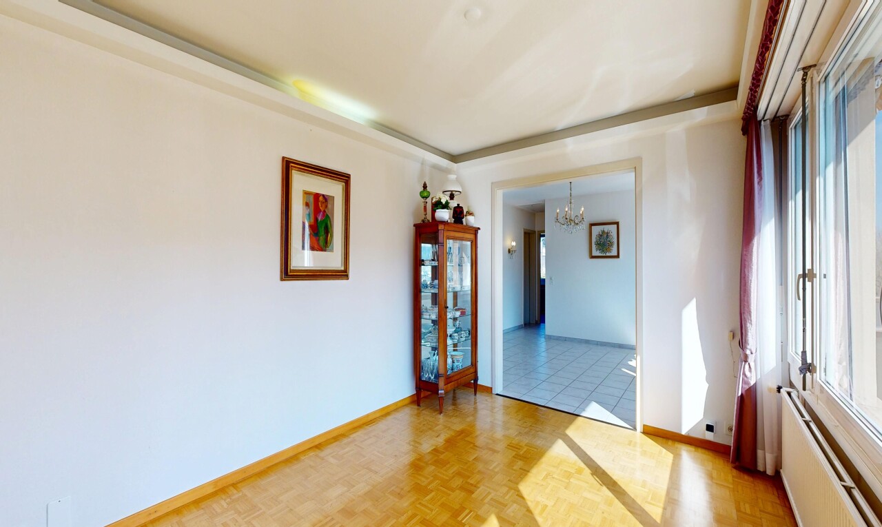 pièce vide avec lustre remarquable, cloison sèche, drywall, inside property, et plinthes murales