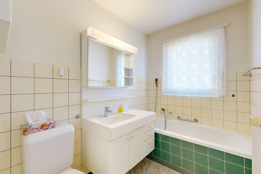 salle de bains avec salle de bain complète, miroir, bain, toilette, et lavabo (ou coiffeuse selon le contexte)