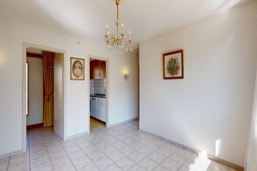 leerer raum mit bemerkenswerter kronleuchter, light floor, gipskartonwand, drywall, und küchenrückwand beim Herd