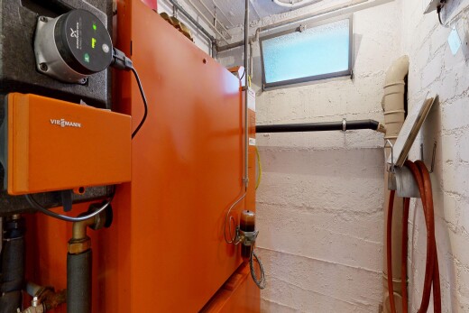 espace intérieur avec chauffe-eau, inside property, et sous-sol