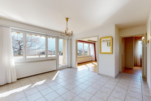 pièce vide avec lustre remarquable, inside property, light floor, cloison sèche, et drywall