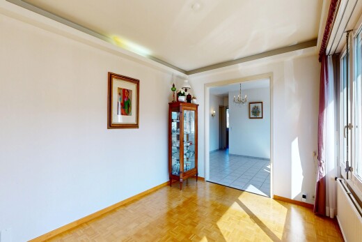 leerer raum mit bemerkenswerter kronleuchter, gipskartonwand, drywall, inside property, und sockelleisten