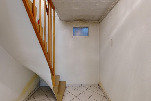 escaliers avec cloison sèche, drywall, inside property, sol en carrelage, et tile floor