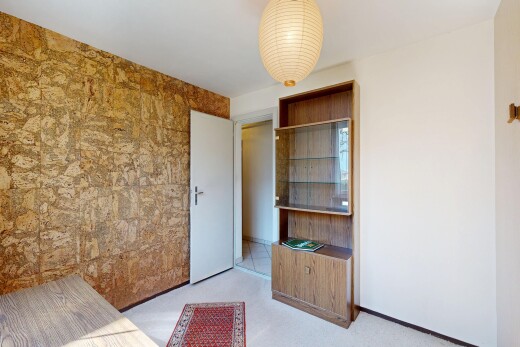 pièce vide avec inside property, cloison sèche, drywall, light floor, et plinthes murales