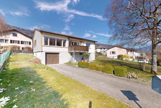 außenansicht mit rasen, balkon, day time, eingebaute garage, und auffahrt