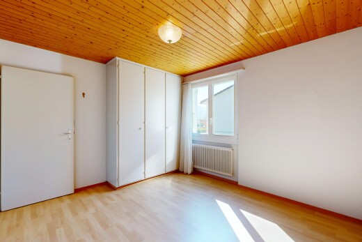 pièce vide avec lumière naturelle, natural light, radiateur, sol en finition bois, et wood finish floor