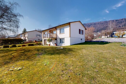 außenansicht mit rasen, day time, und balkon