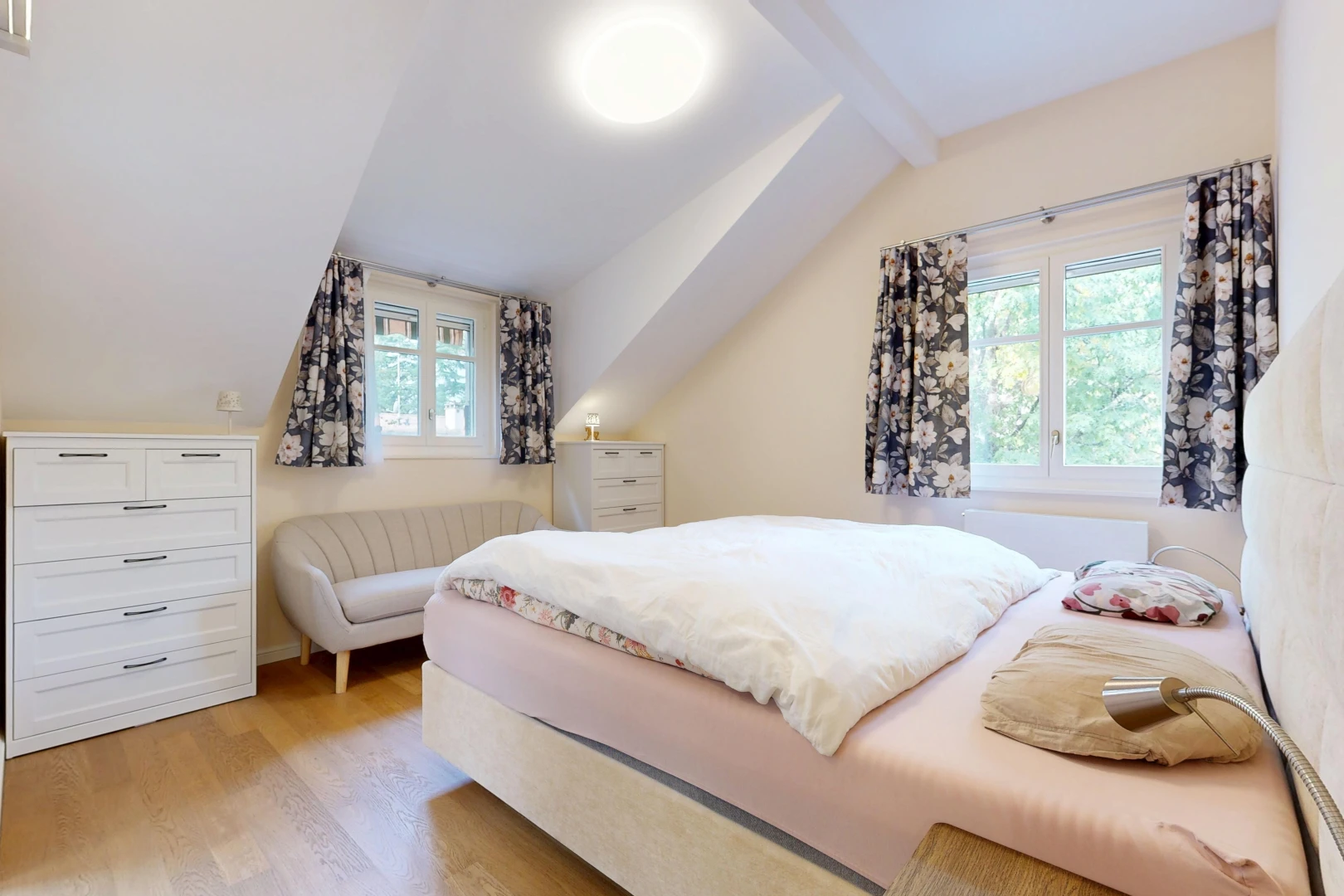 chambre avec cloison sèche, drywall, sol en finition bois, wood finish floor, et lumière naturelle