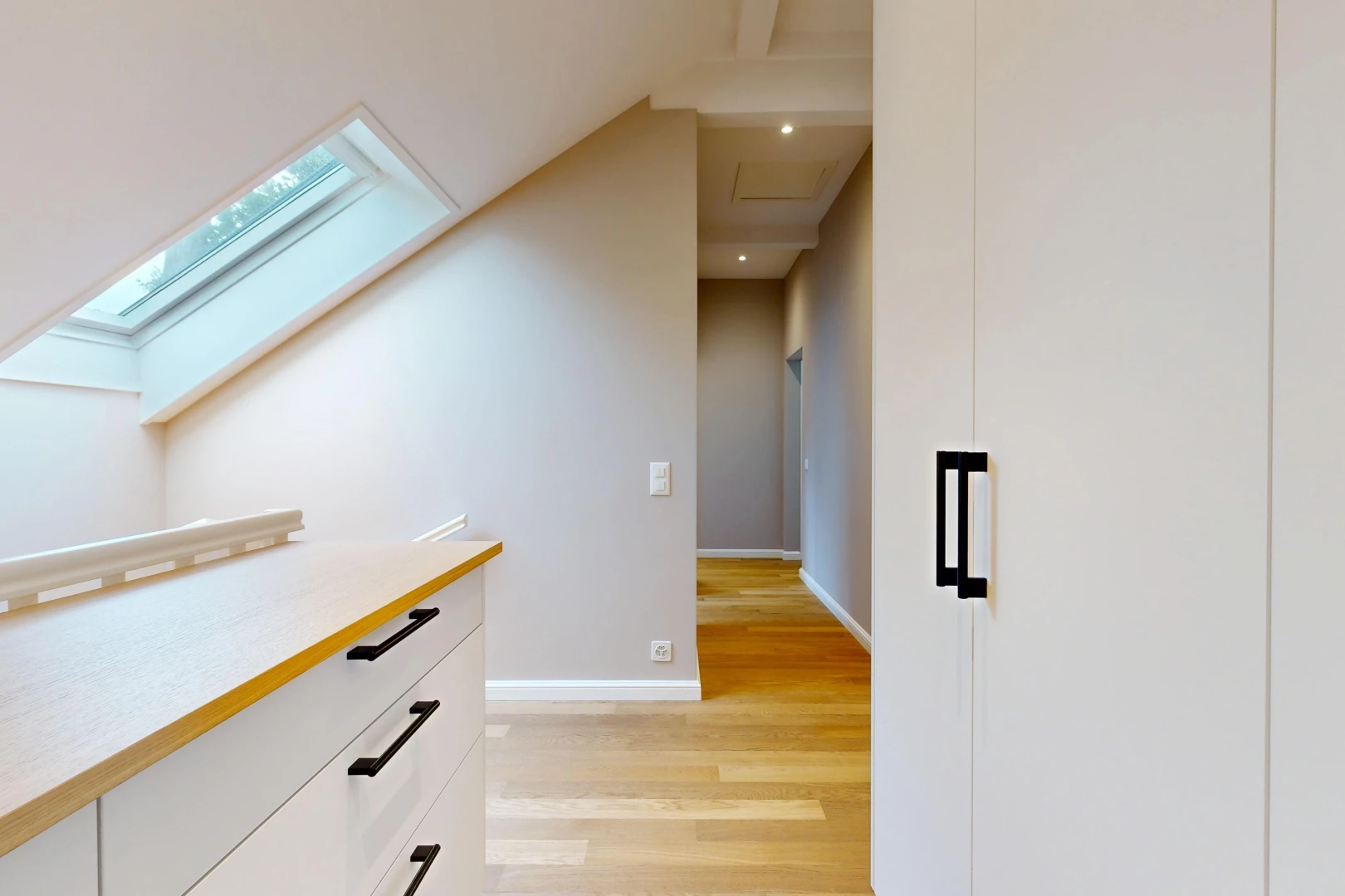 couloir avec puits de lumière, light floor, sol en finition bois, wood finish floor, et cloison sèche