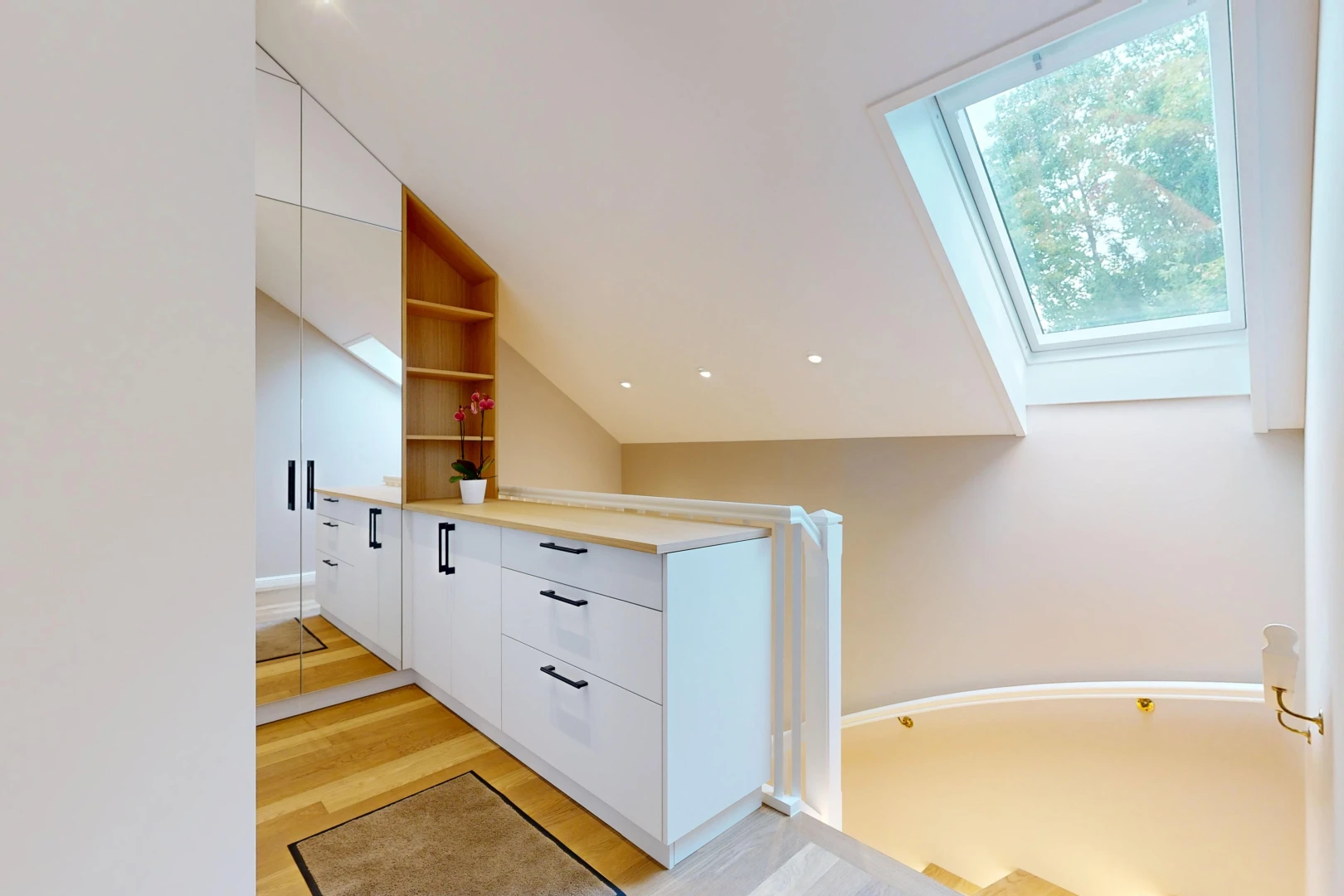 cuisine avec étagères ouvertes, open shelves, armoires blanches, white cabinets, et light floor