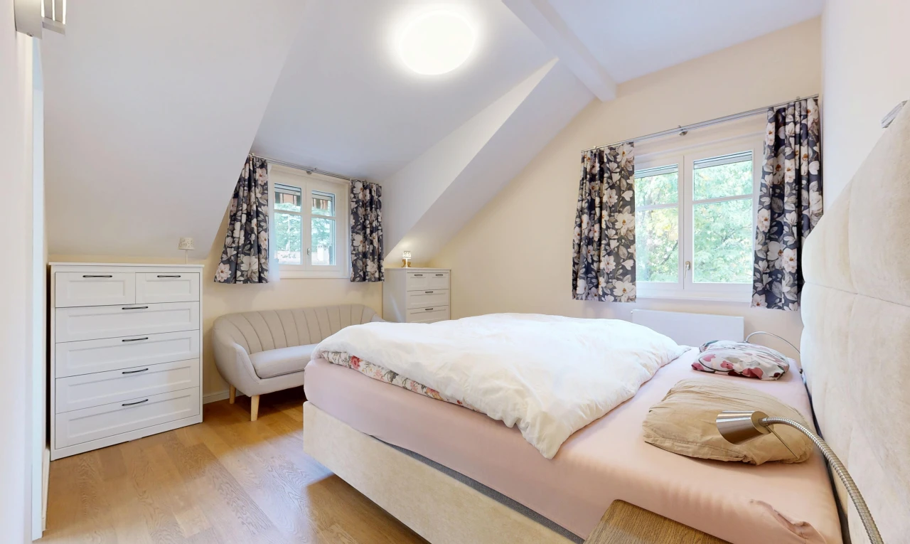 chambre avec cloison sèche, drywall, sol en finition bois, wood finish floor, et lumière naturelle