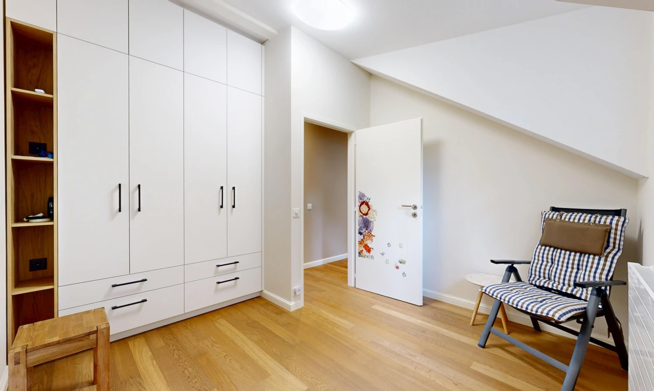 chambre avec light floor, cloison sèche, drywall, sol en finition bois, et wood finish floor