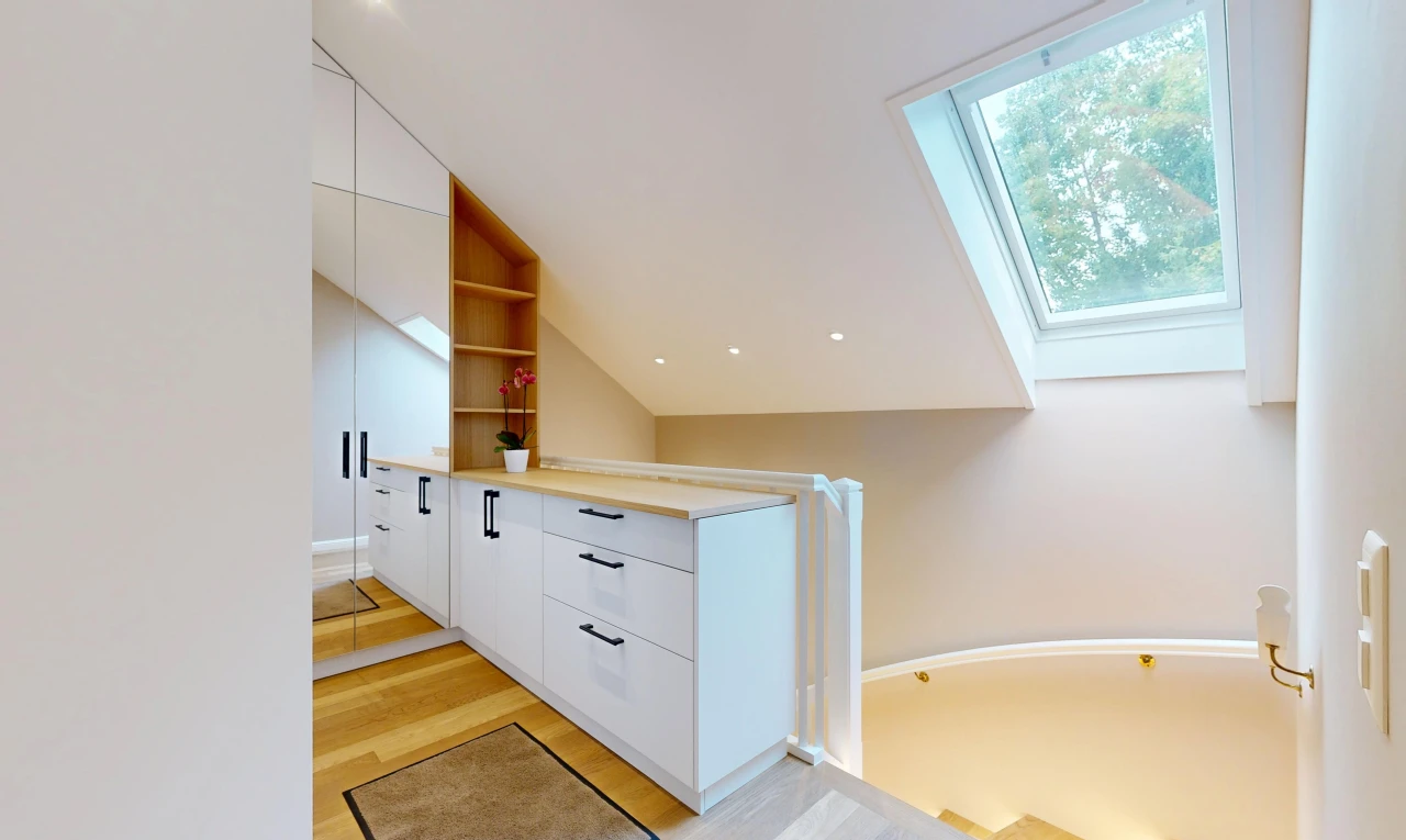 cuisine avec étagères ouvertes, open shelves, armoires blanches, white cabinets, et light floor