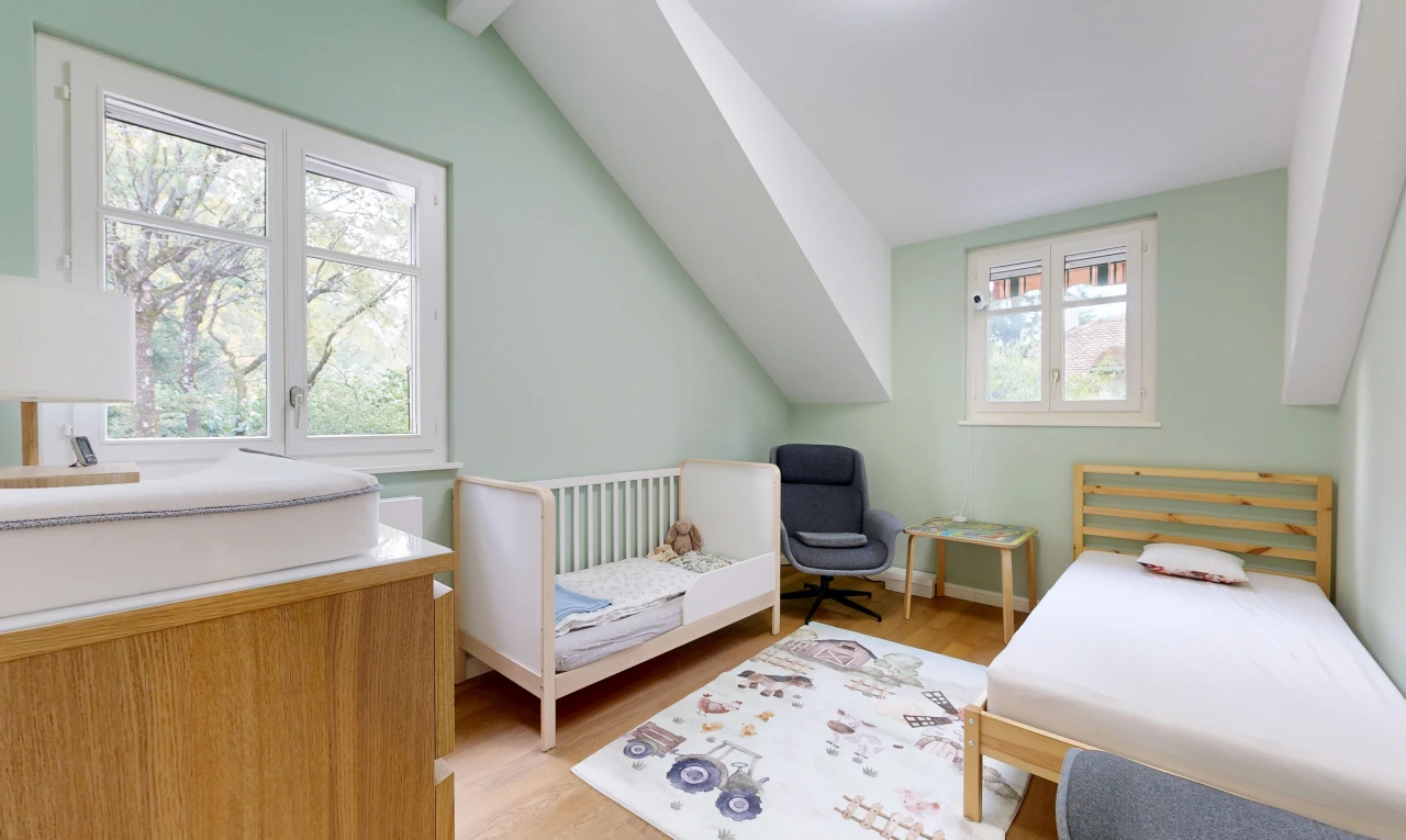 chambre avec plafond voûté, vaulted ceiling, lumière naturelle, sol en finition bois, et wood finish floor