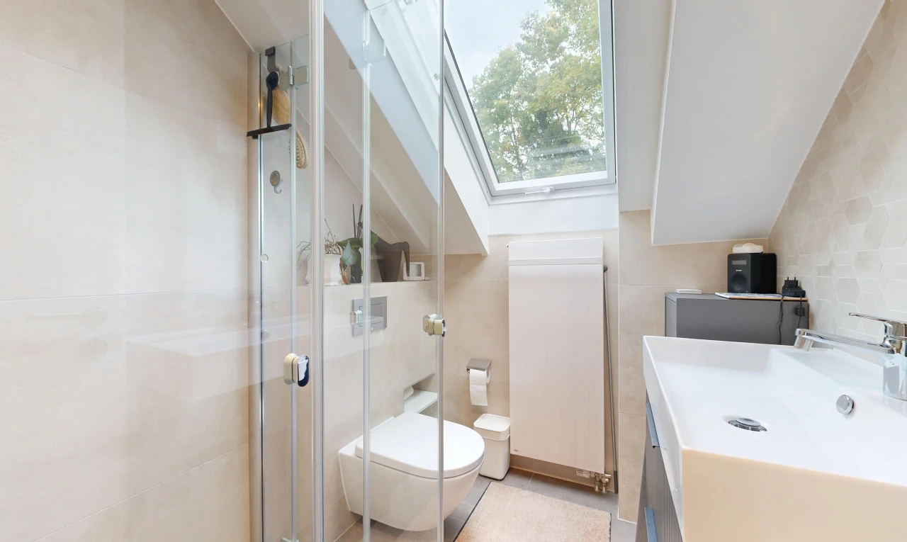 salle de bains avec salle de bain complète, douche, inside property, évier, et lumière naturelle
