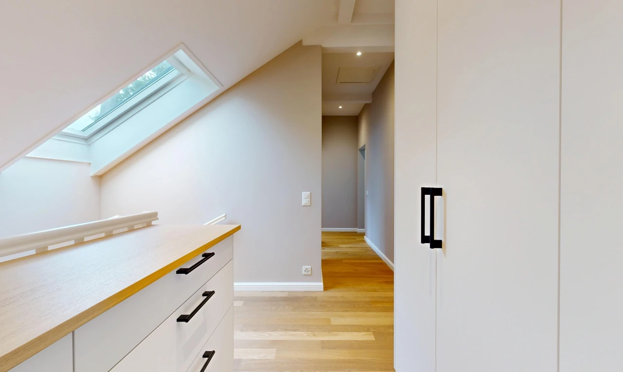 couloir avec puits de lumière, light floor, sol en finition bois, wood finish floor, et cloison sèche