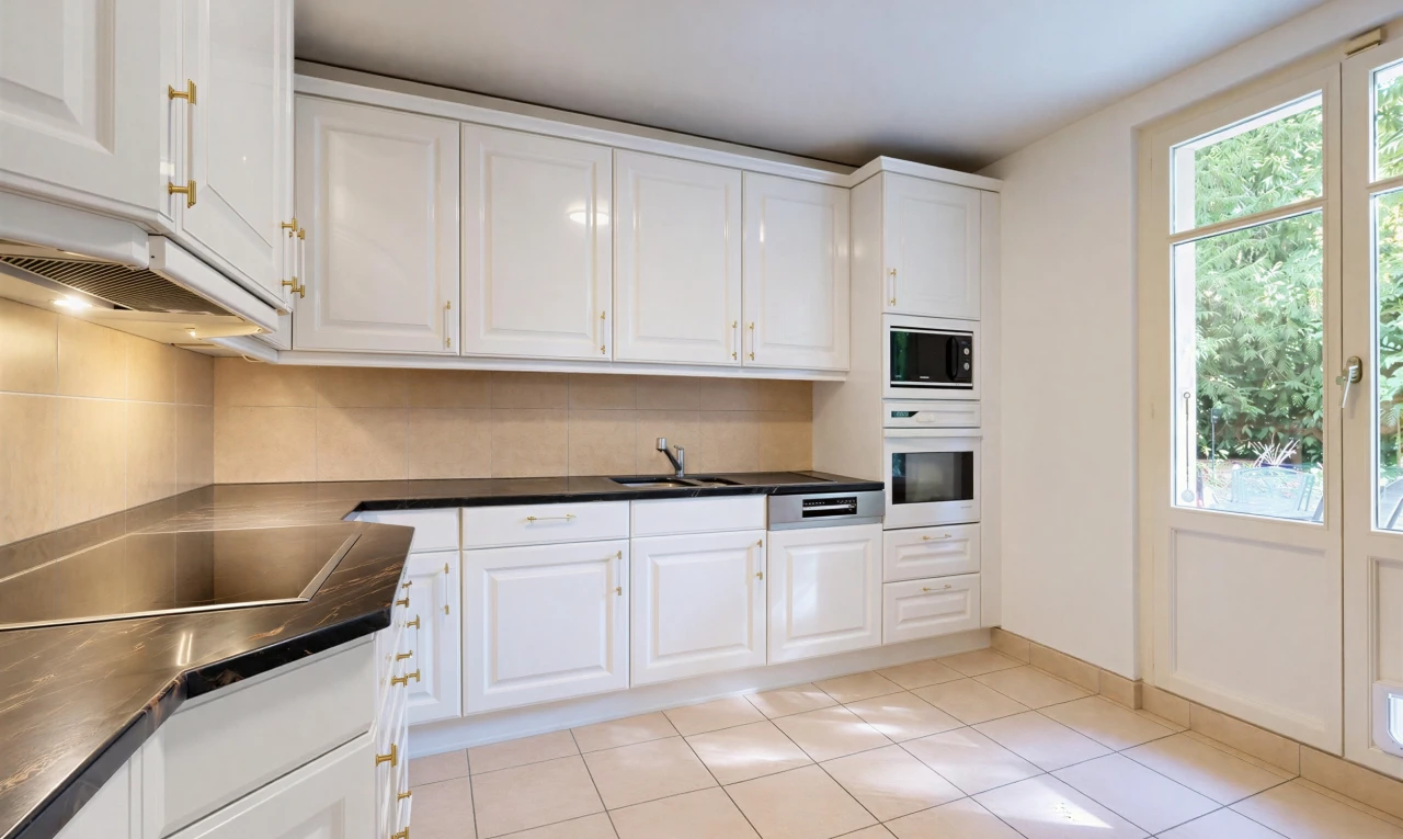 cuisine avec plans de travail, dark countertops, armoires blanches, white cabinets, et four